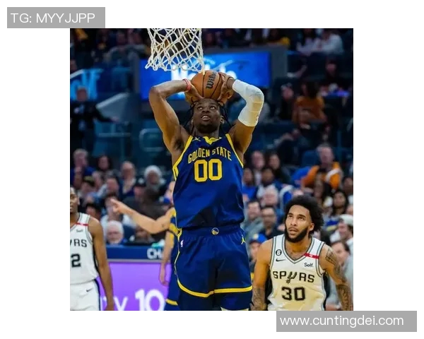 骑士与勇士激战正酣精彩瞬间照片回顾展现篮球魅力与激情对决